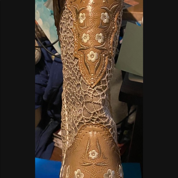Durango cowboy boot. Tan with lace like details white embroidered flowers - Picture 5 of 8